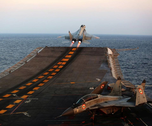 印度航母部队加紧练米格29K起降作战