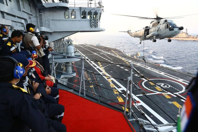 印度超日王号航母起飞海王直升机