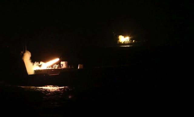 印度航母群配属战舰夜间发射反潜火箭