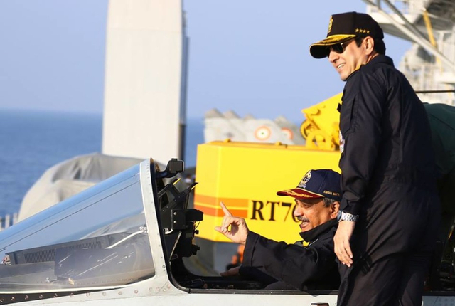 印度高官体验舰载机