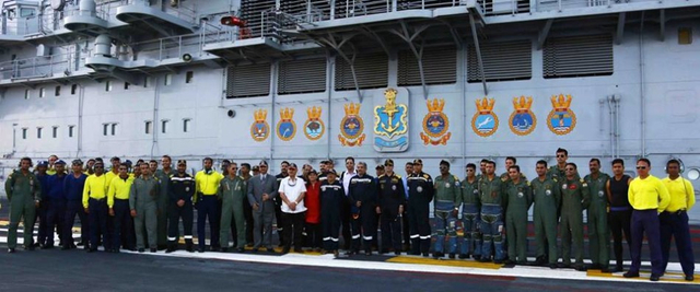 印度航母部队战斗人员舰上合影