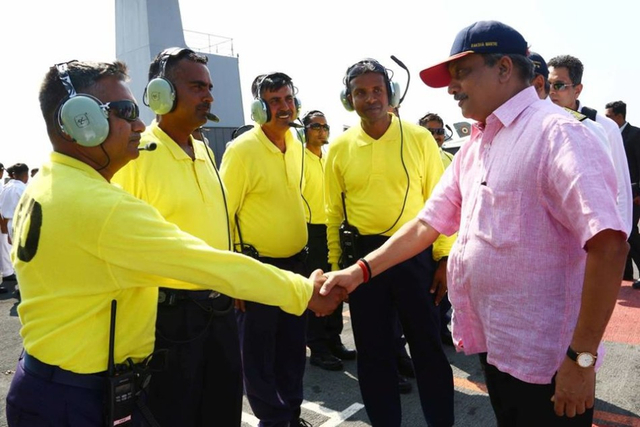 印度高官接见航母战斗人员