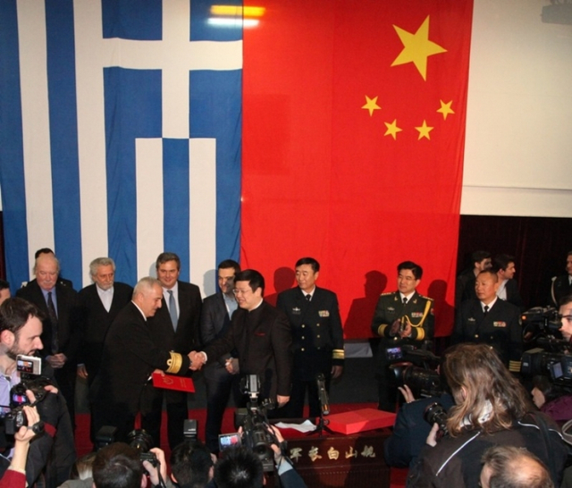 帕普利亚斯总统首次会见外军舰艇编队将领