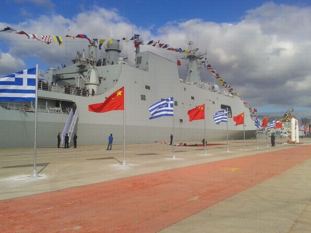 船坞登陆舰停靠希腊港