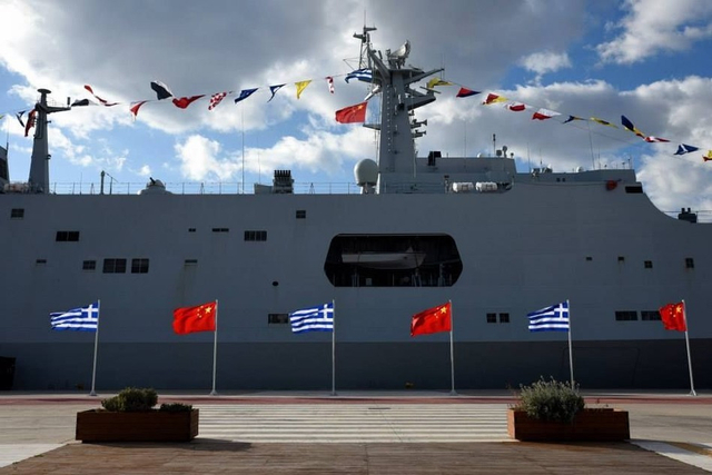 船坞登陆舰停靠希腊港