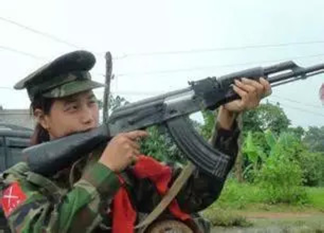 缅甸女民兵很甜很纯洁