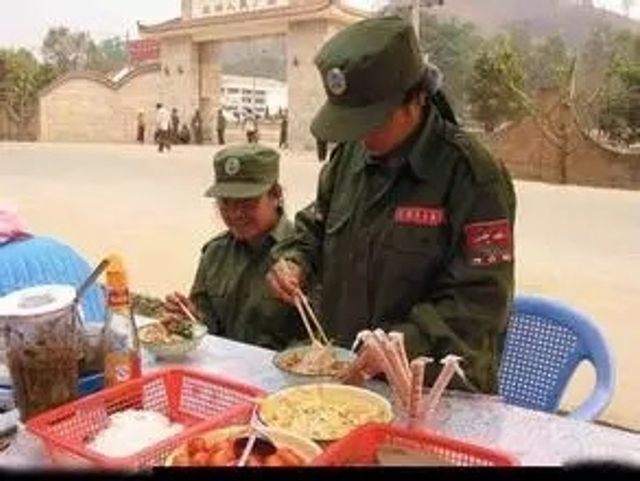 缅甸女民兵很甜很纯洁