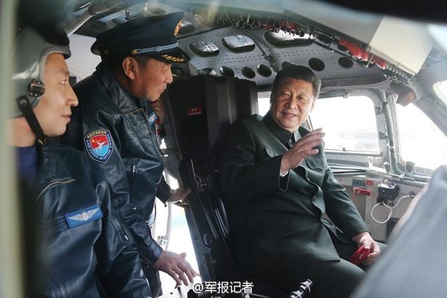 习近平进轰炸机座舱体验