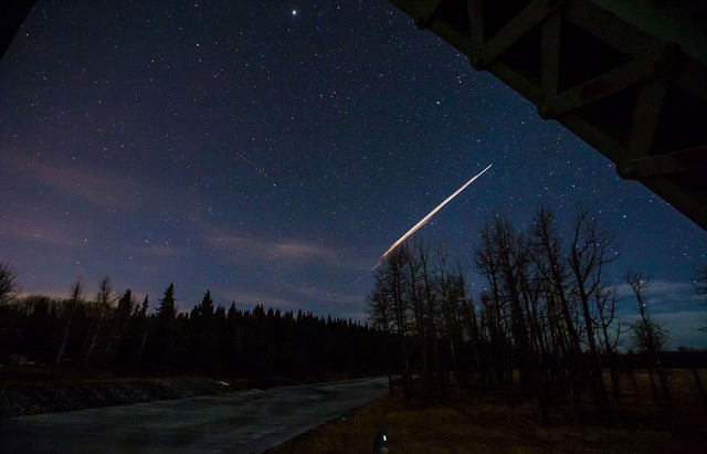 美称中国火箭碎片照亮北美夜空