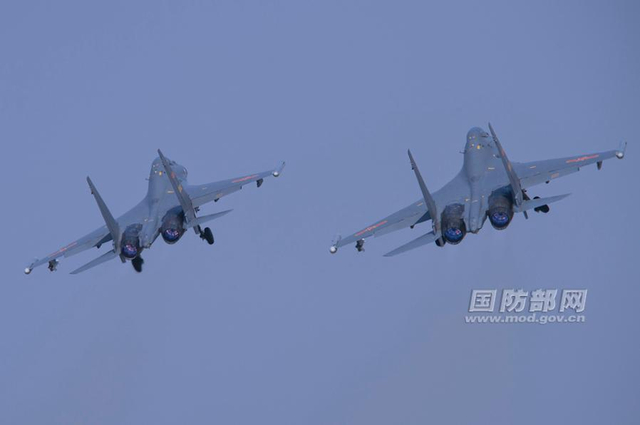 解放军苏30双机比翼齐飞