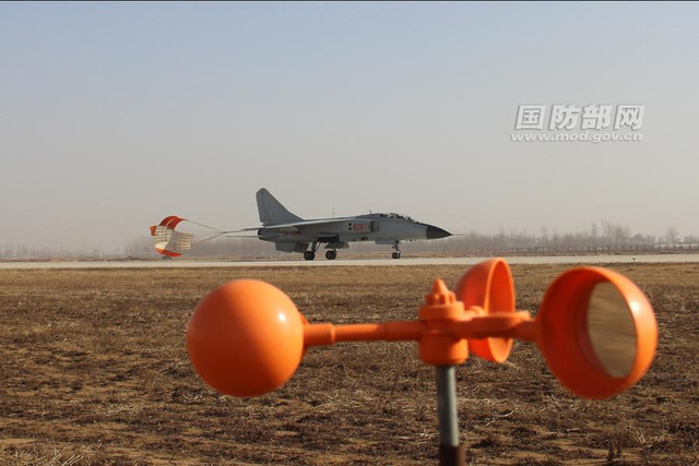 海航飞豹战机降落