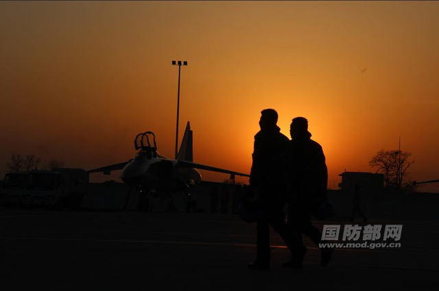 夕阳西下，奔向战位