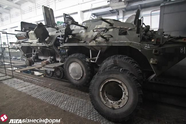 乌克兰坦克修理厂全力开工无休 一辆战车修俩月