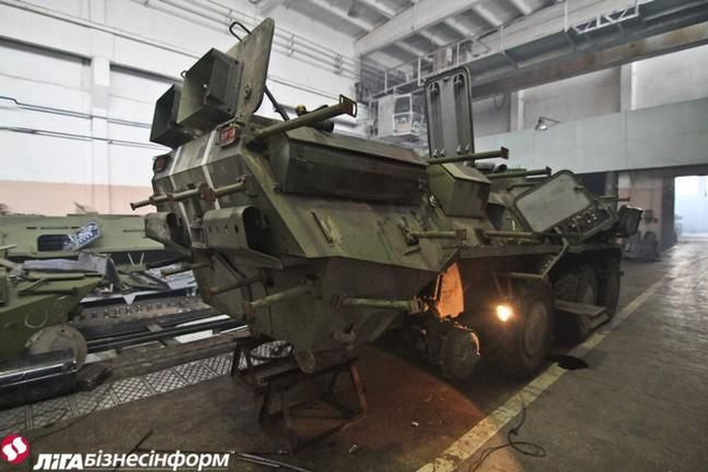 乌克兰坦克修理厂全力开工无休 一辆战车修俩月