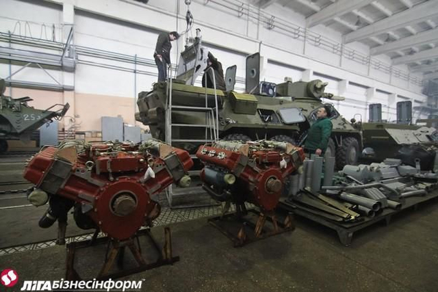 乌克兰坦克修理厂全力开工无休 一辆战车修俩月