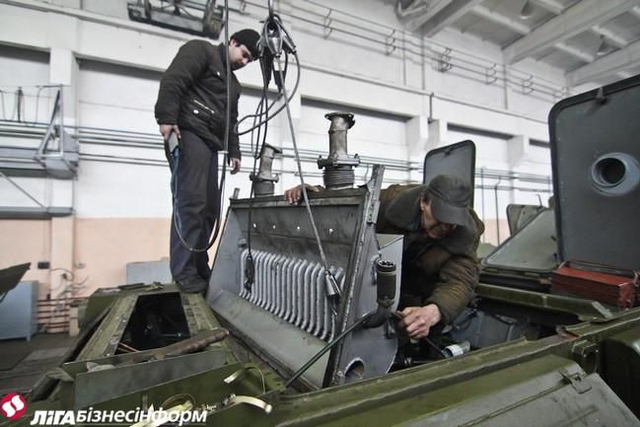 乌克兰坦克修理厂全力开工无休 一辆战车修俩月