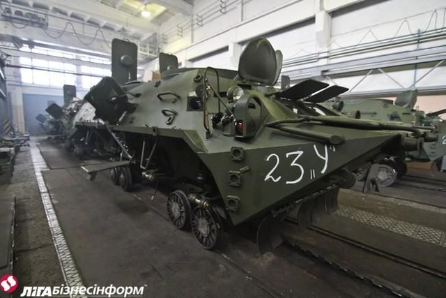 乌克兰坦克修理厂全力开工无休 一辆战车修俩月