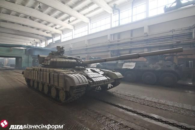 乌克兰坦克修理厂全力开工无休 一辆战车修俩月