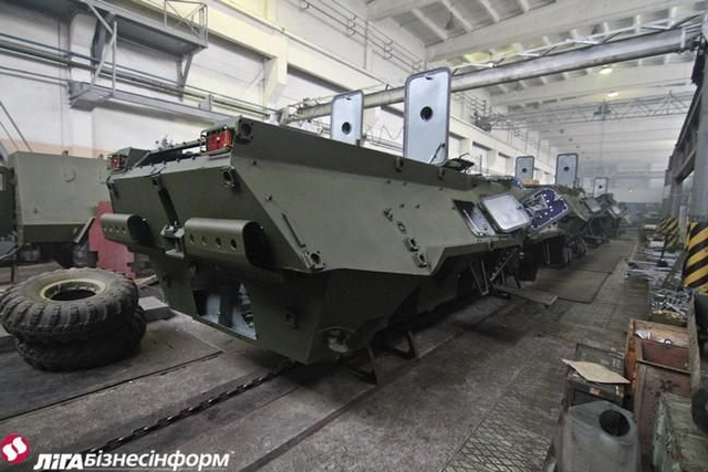 乌克兰坦克修理厂全力开工无休 一辆战车修俩月