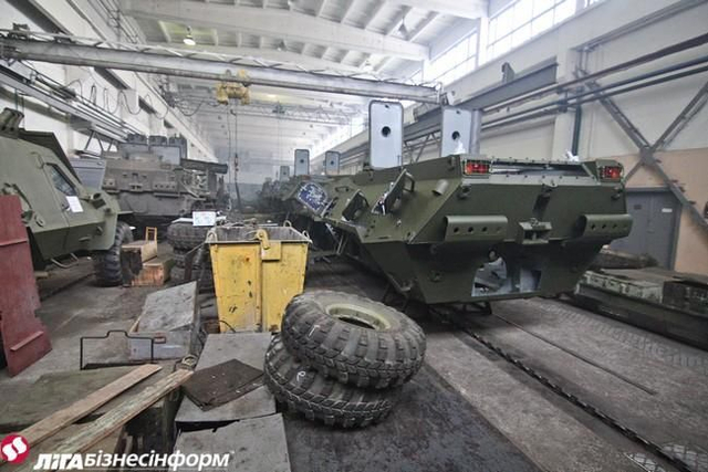 乌克兰坦克修理厂全力开工无休 一辆战车修俩月