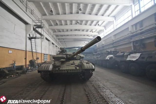 乌克兰坦克修理厂全力开工无休 一辆战车修俩月