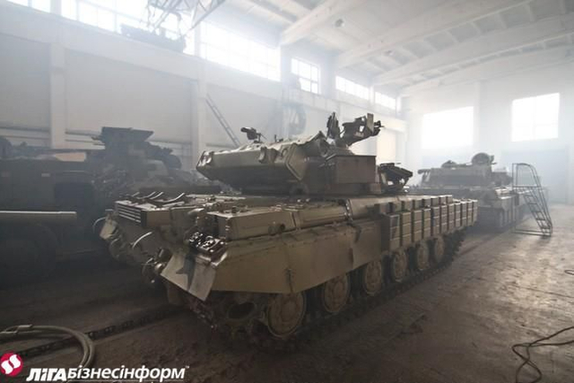 乌克兰坦克修理厂全力开工无休 一辆战车修俩月