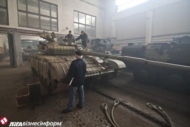 乌克兰坦克修理厂全力开工无休 一辆战车修俩月