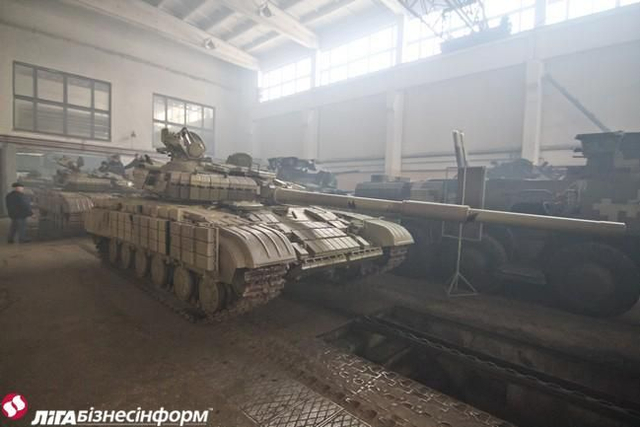 乌克兰坦克修理厂全力开工无休 一辆战车修俩月