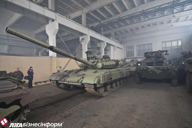 乌克兰坦克修理厂全力开工无休 一辆战车修俩月