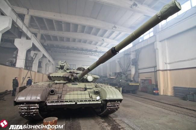 乌克兰坦克修理厂全力开工无休 一辆战车修俩月