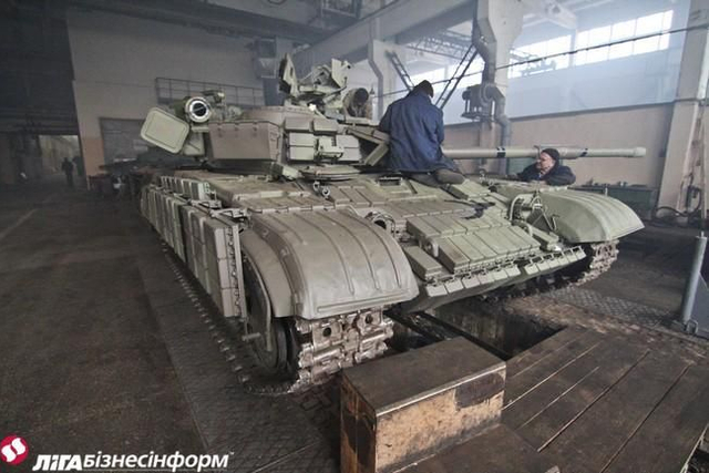 乌克兰坦克修理厂全力开工无休 一辆战车修俩月
