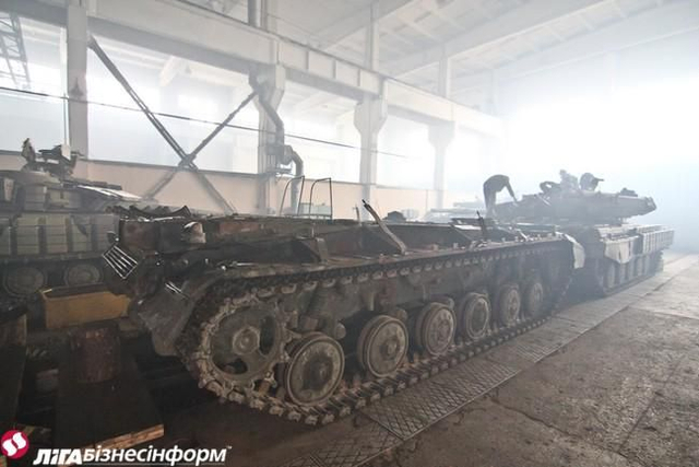 乌克兰坦克修理厂全力开工无休 一辆战车修俩月