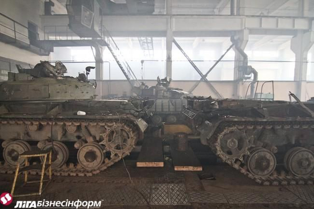 乌克兰坦克修理厂全力开工无休 一辆战车修俩月