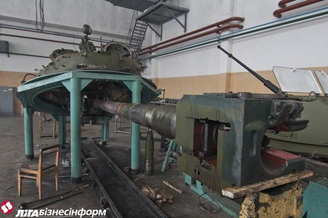 乌克兰坦克修理厂全力开工无休 一辆战车修俩月