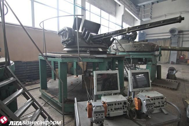 乌克兰坦克修理厂全力开工无休 一辆战车修俩月