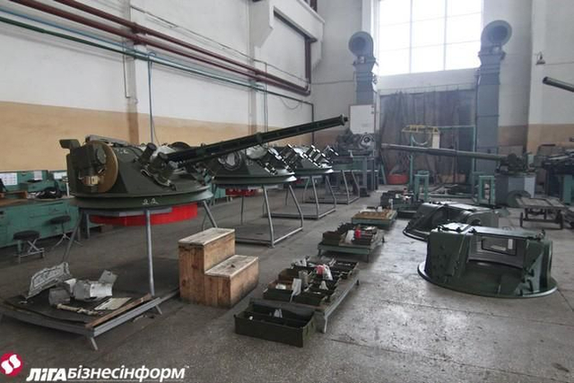 乌克兰坦克修理厂全力开工无休 一辆战车修俩月