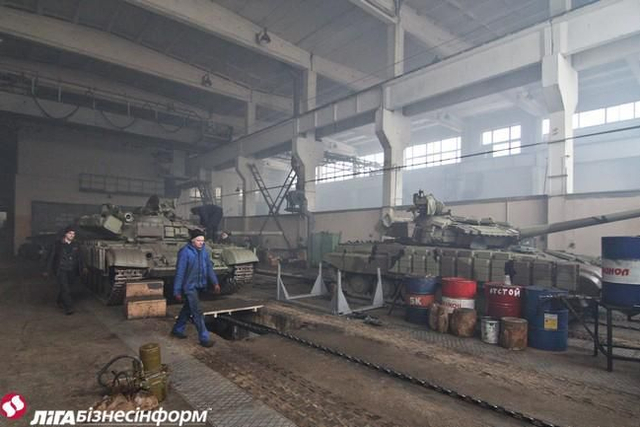 乌克兰坦克修理厂全力开工无休 一辆战车修俩月