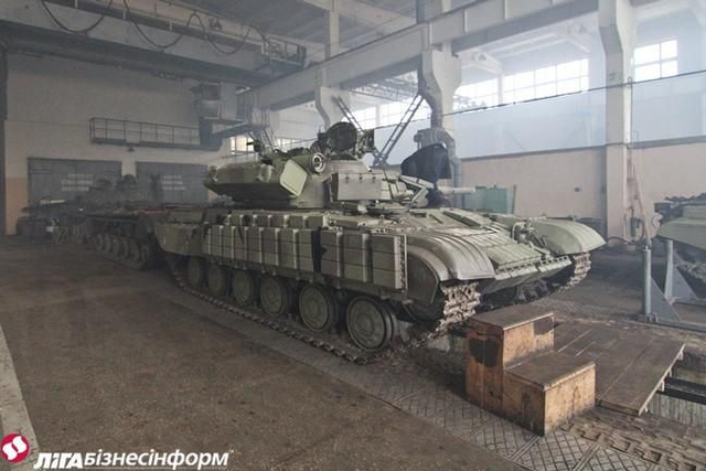 乌克兰坦克修理厂全力开工无休 一辆战车修俩月