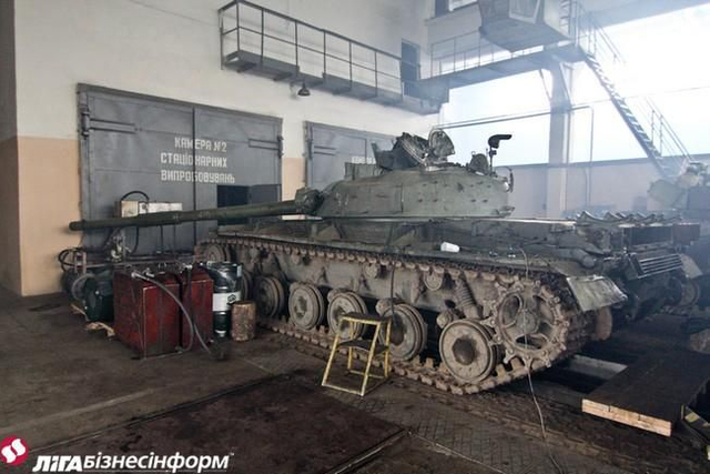 乌克兰坦克修理厂全力开工无休 一辆战车修俩月