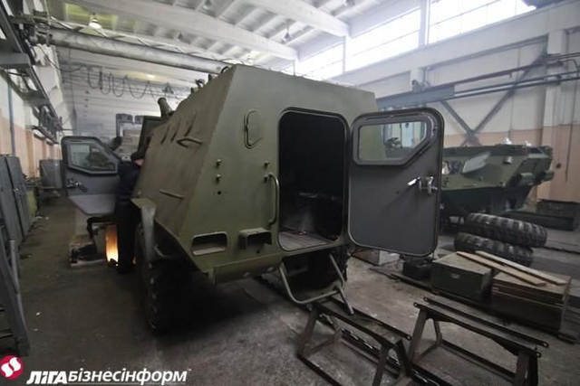 乌克兰坦克修理厂全力开工无休 一辆战车修俩月