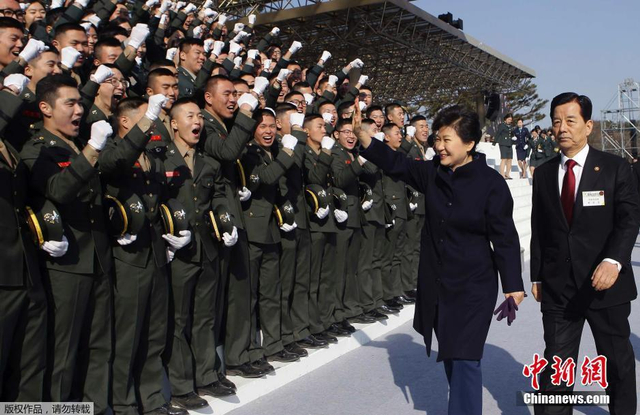 韩国举行军官联合授衔仪式 朴槿惠出席