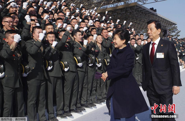 韩国举行军官联合授衔仪式 朴槿惠出席