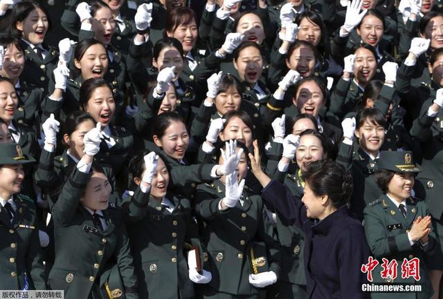 朴槿惠与女兵们热情互动