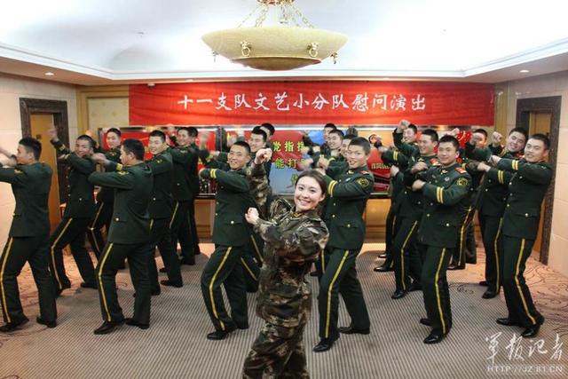 武警文艺队慰问两会卫兵
