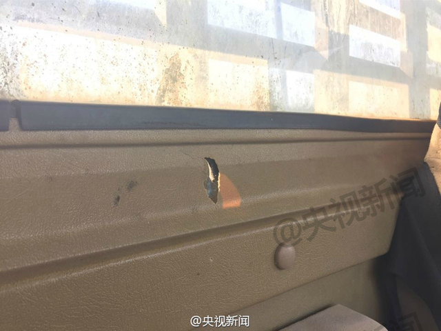 车后的两层铁皮也被弹片击穿