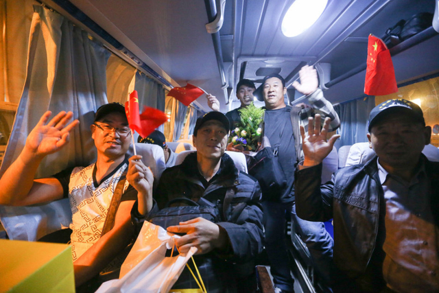 首批自也门撤离中国人抵京 打横幅“感谢祖国”