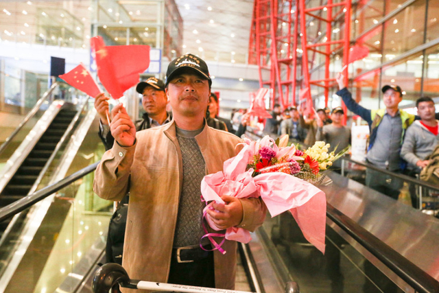 首批自也门撤离中国人抵京 打横幅“感谢祖国”