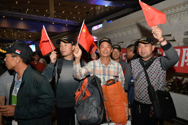 首批自也门撤离中国人抵京 打横幅“感谢祖国”