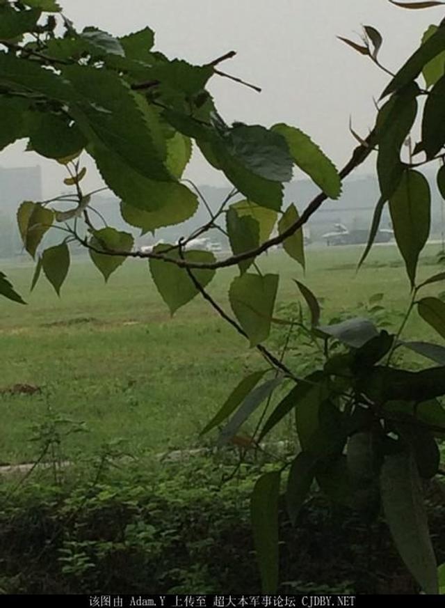 歼20在雾天升空进行试飞