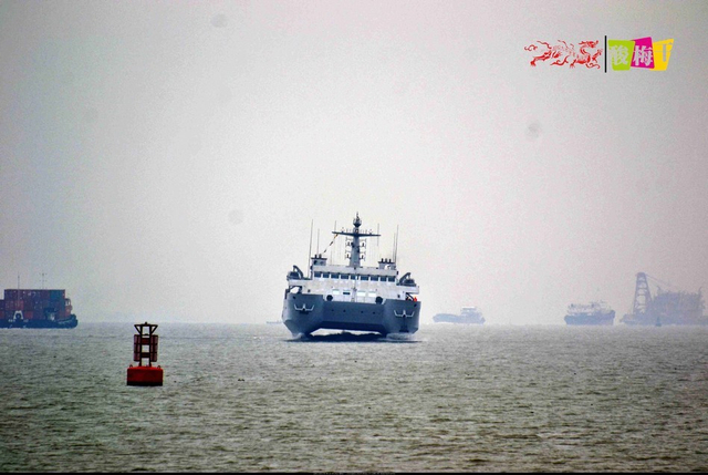 中国双体测量船上演海上漂移